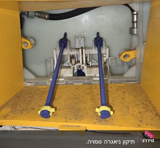 תמונה של מערכת צנרת בתוך קיר